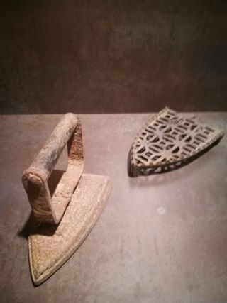 Plancha antigua de forja con peana.