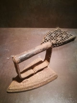 Plancha antigua de forja con peana.