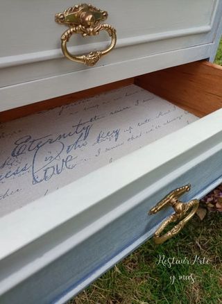 Mesita de noche vintage restaurada BRETAÑA