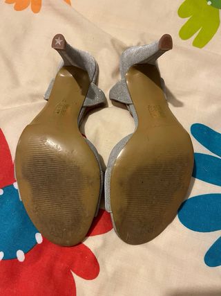 sandalias de tacon plateadas de Fornarina