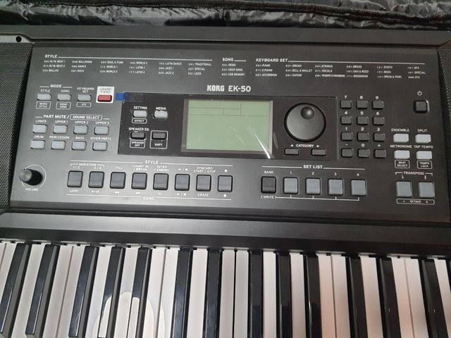 Korg Ek-50 Piano digital