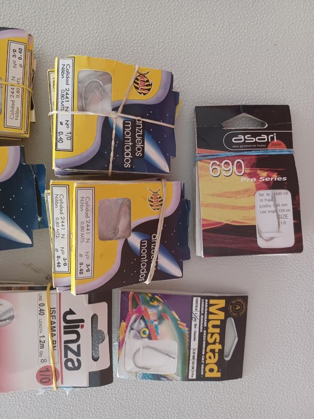 50 paquetes anzuelos empatillados. 