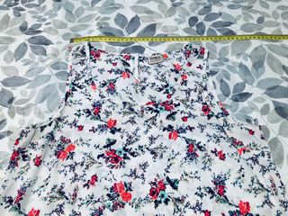 Camiseta Blanca De Tirantes Con Flores Talla S