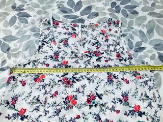 Camiseta Blanca De Tirantes Con Flores Talla S