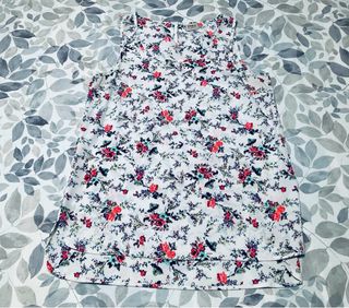 Camiseta Blanca De Tirantes Con Flores Talla S