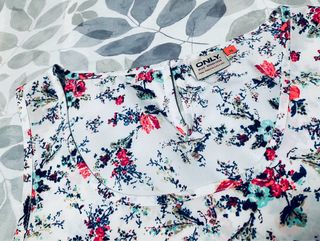 Camiseta Blanca De Tirantes Con Flores Talla S