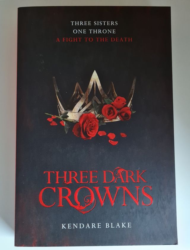 Three Dark Crowns (en inglés)