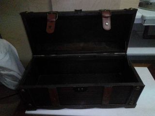 Baúl cofre de madera y cuero