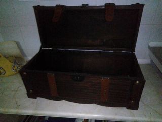 Baúl cofre de madera y cuero