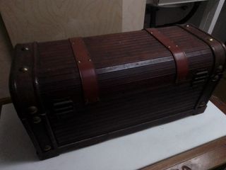 Baúl cofre de madera y cuero