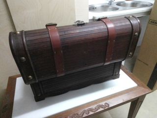 Baúl cofre de madera y cuero