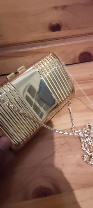 Bolso dorado con cadena 