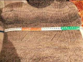 Vestido comprido em malha com bolsos