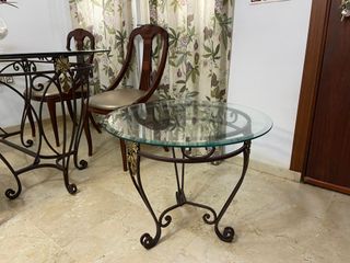 Mesas de cristal y forja