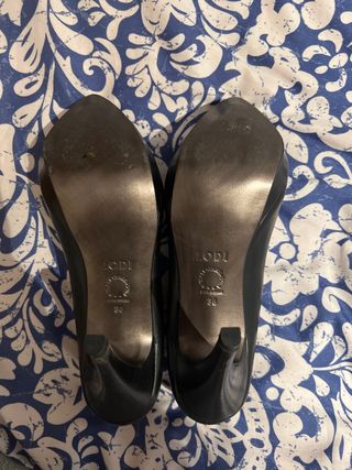 Tacones negros marca Lodi