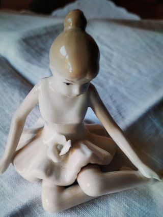 Ballerina seduta di porcellana finiss