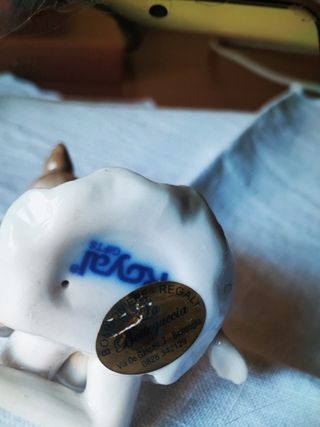 Ballerina seduta di porcellana finiss