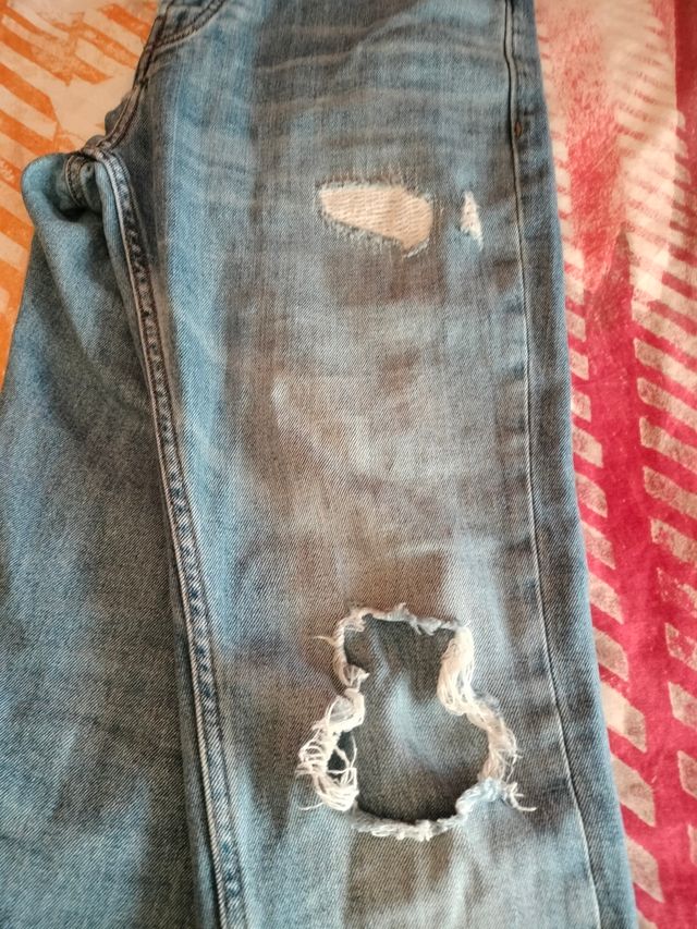 Pantalón vaquero roto