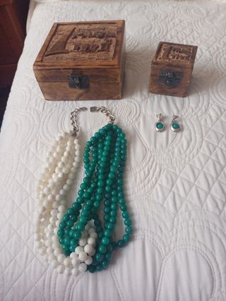 Conjunto de collar y pendientes 