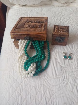 Conjunto de collar y pendientes 