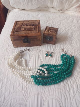 Conjunto de collar y pendientes 