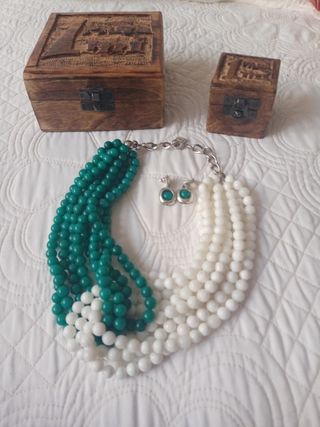Conjunto de collar y pendientes 