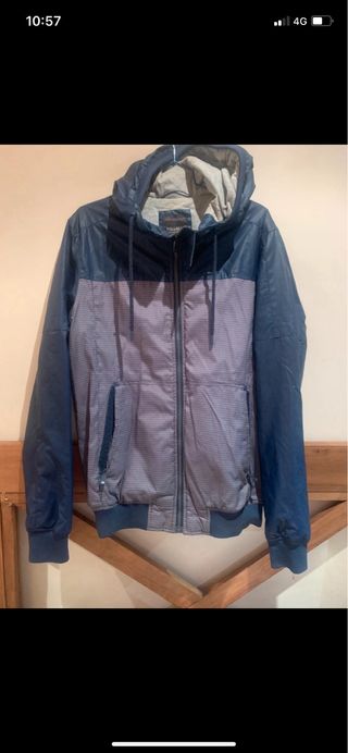 cazadora de “pull&bear” con capucha
