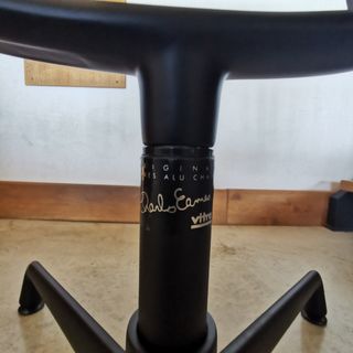 🇨🇭 Silla Vitra EA 107 Black