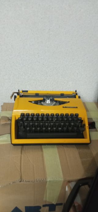 Maquina de escribir antigua