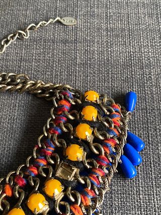 Collar plateado con piedras