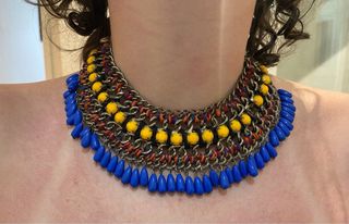 Collar plateado con piedras