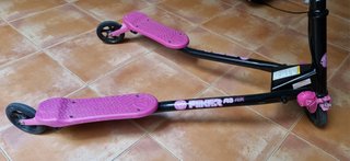 Patín de dos pies con regalo de casco