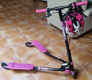 Patín de dos pies con regalo de casco