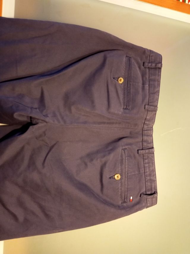 Pantalón chino azul. Tommy Hilfiger