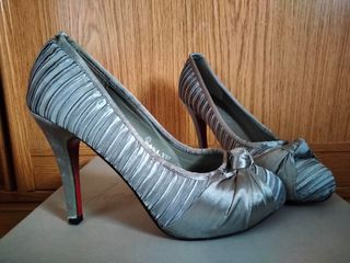 Zapatos de vestir. Plata. Tacón.


