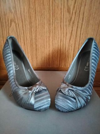 Zapatos de vestir. Plata. Tacón.


