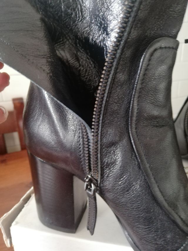 Tronchetto nero di pelle 35 marca Salvador