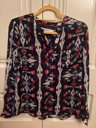 Camisa estampada azul y rosa