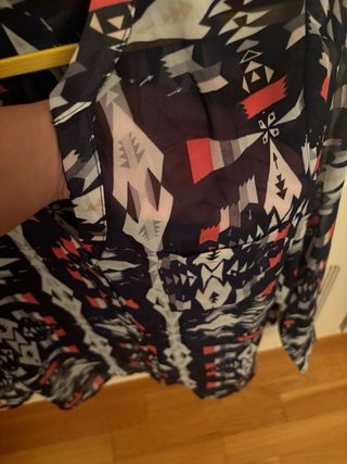 Camisa estampada azul y rosa