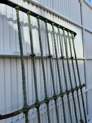 Gran reja maciza toda hecha a fragua.