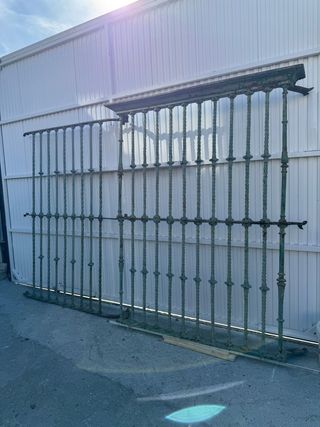 Gran reja maciza toda hecha a fragua.