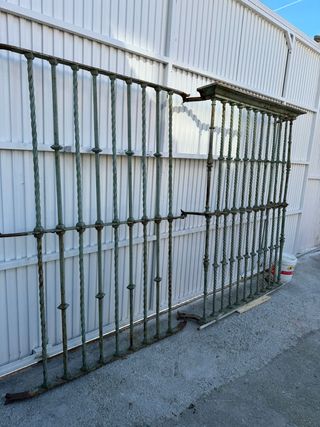 Gran reja maciza toda hecha a fragua.