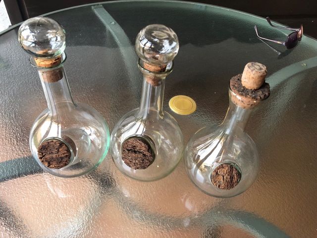 Botellas antiguas con recipiente para hielo