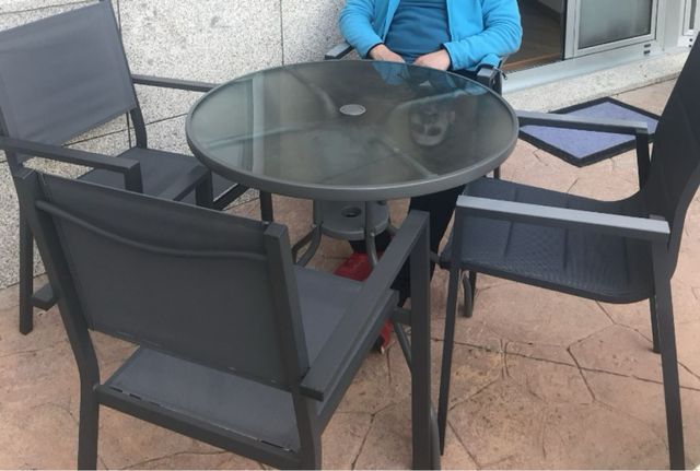 Mesa y sillas jardín