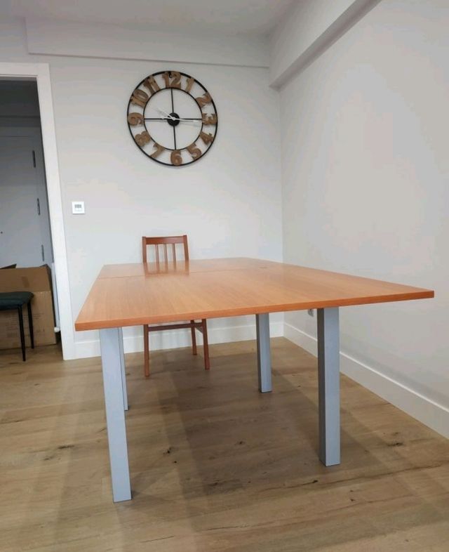 Mesa extensible y 4 sillas