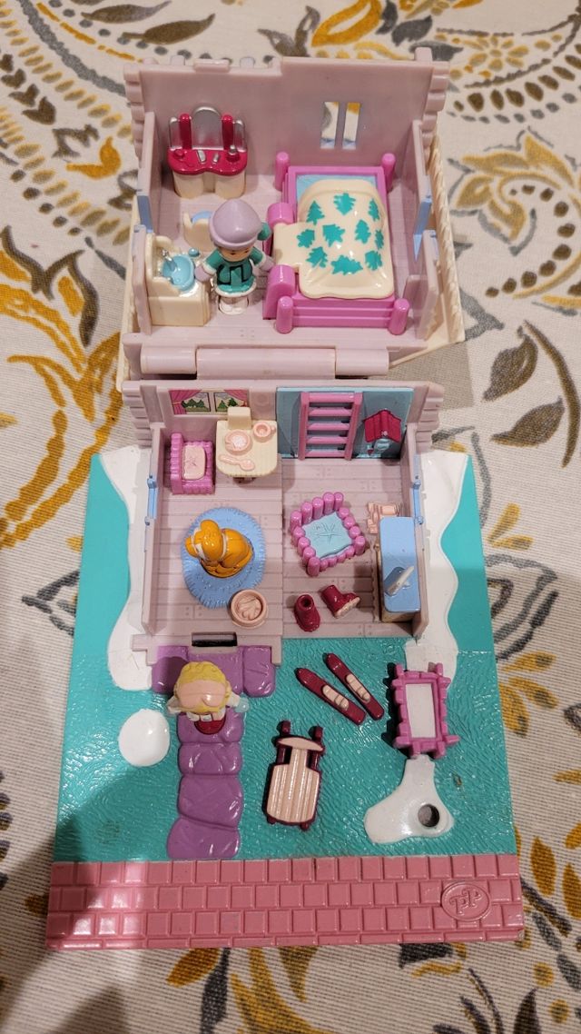 Polly pocket ski lodge