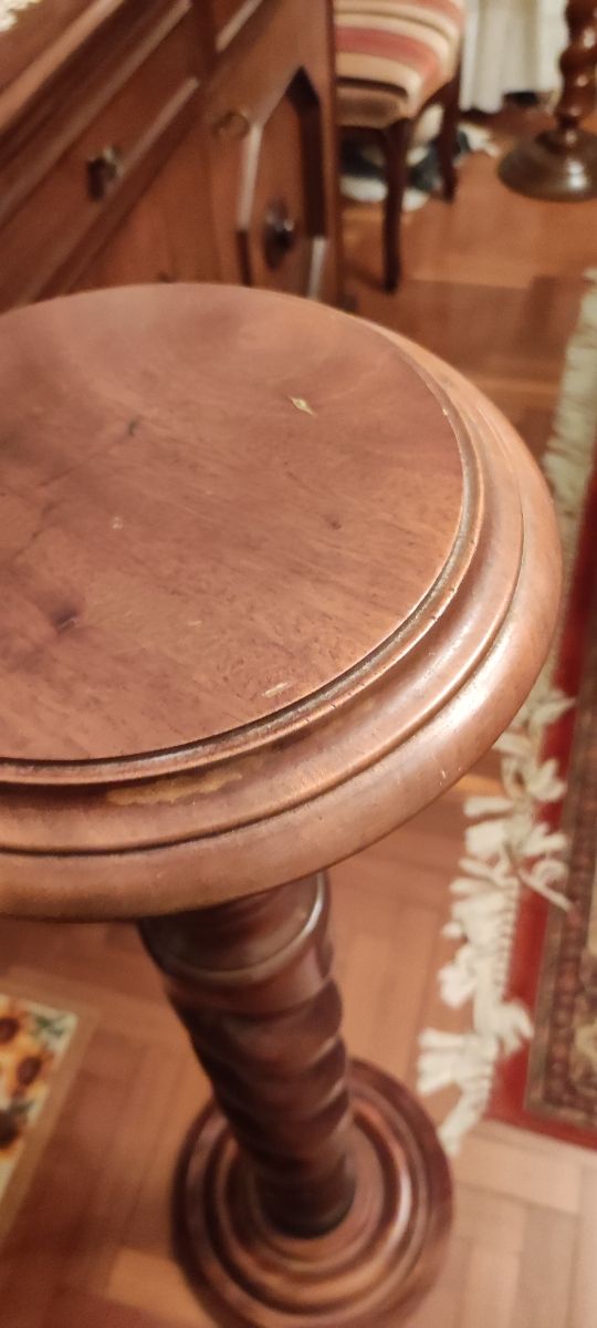 Coppia di colonnine porta lampada in legno