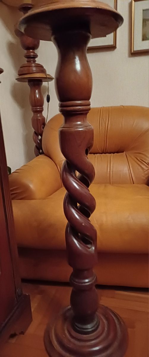 Coppia di colonnine porta lampada in legno