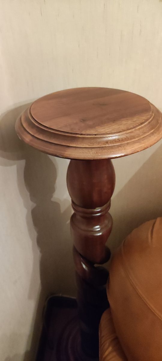 Coppia di colonnine porta lampada in legno