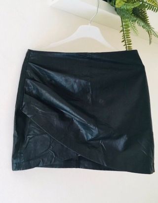 Stradivarius falda 40 efecto piel 